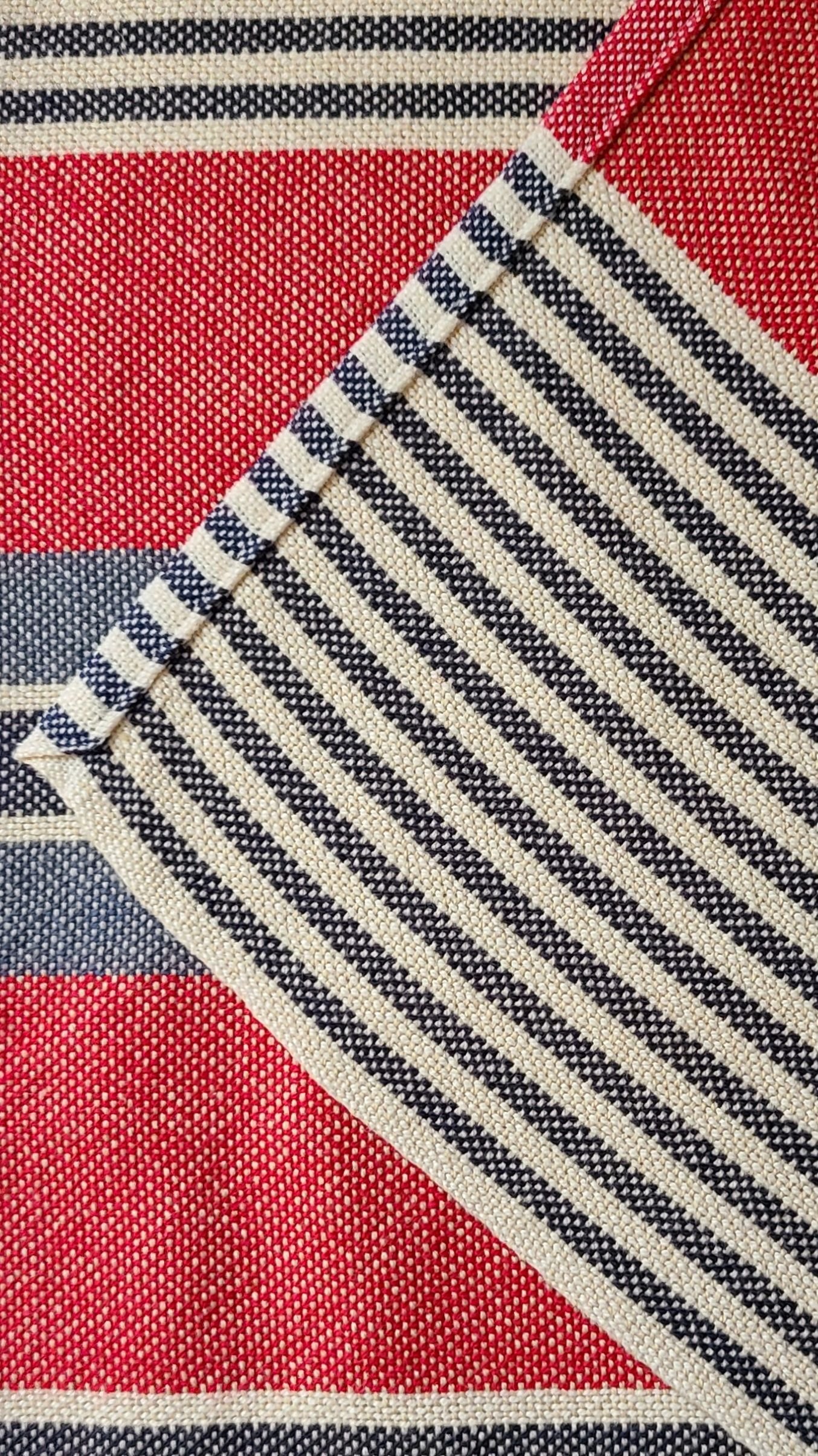 Signature Stripes Tea Towel in Classic - Image 6