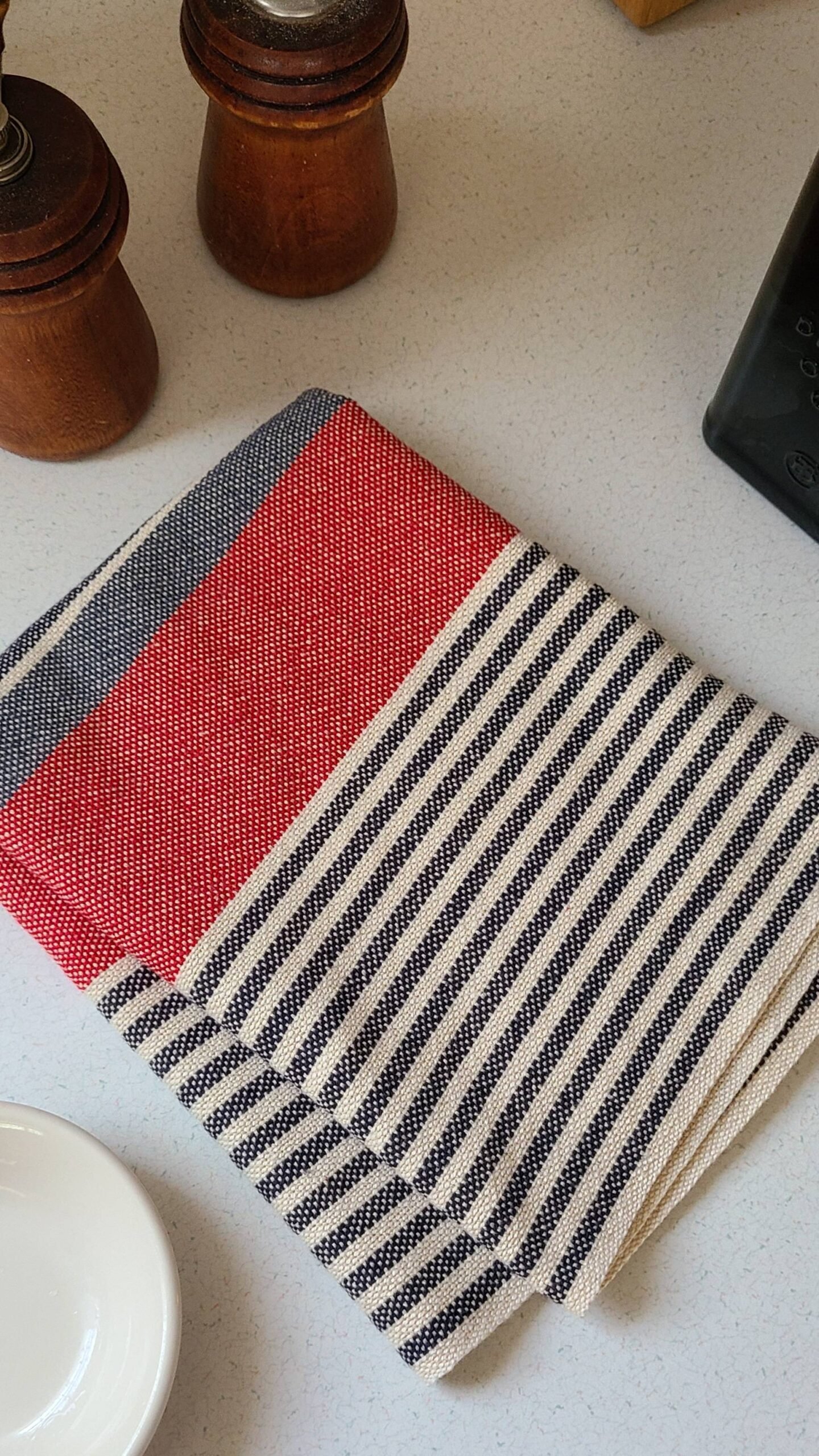 Signature Stripes Tea Towel in Classic - Image 5