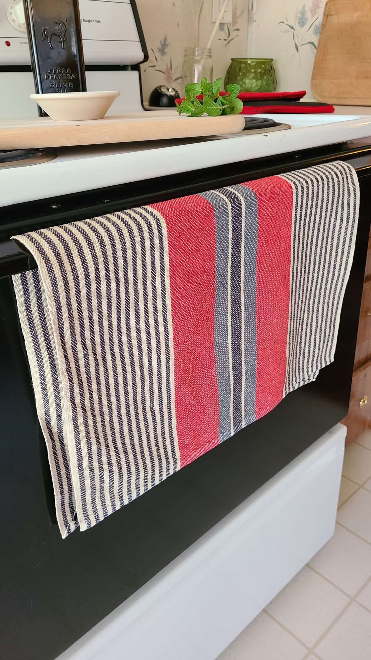 Signature Stripes Tea Towel in Classic - Image 3